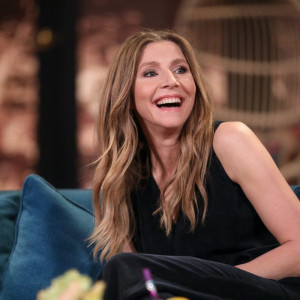 Naked Truth About Sarah Chalke - Net Worth, Husband, Wiki