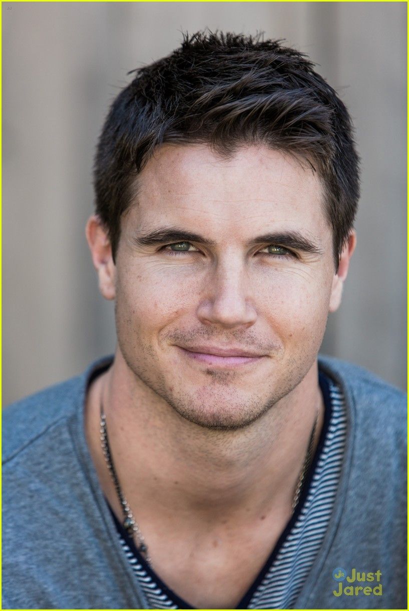 How tall is Robbie Amell? Height of Stephen Amell's cousin, Wiki