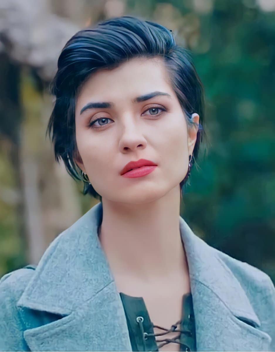 Details about Tuba Büyüküstün Age, Husband, Net Worth, Wiki