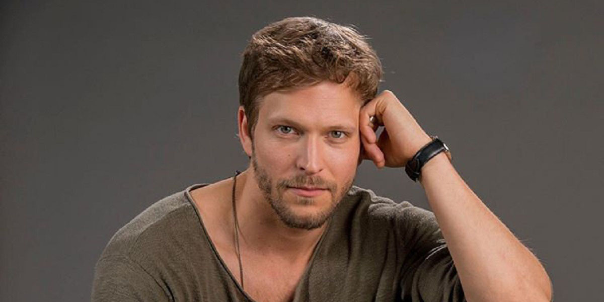 Who is actor Jon Cor Married to? 